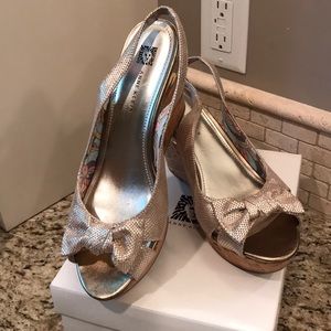 Anne Klein Gold Slingback Peeptoe Wedges EUC 8.5